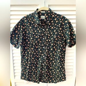 J crew men’s short sleeve button down. Size medium. Black and salmon floral.